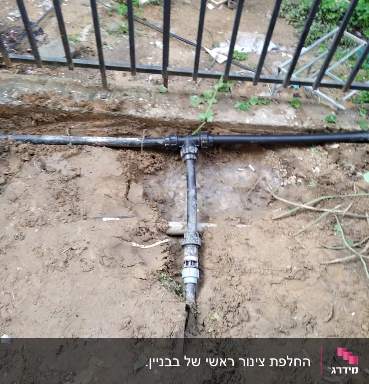 צינור מים מחובר למערכת חיבורים באדמה